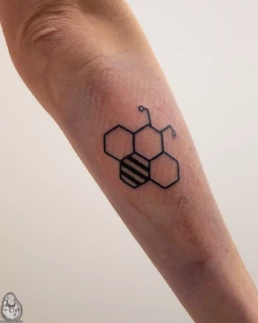 Hexagoon Bij Tattoo Blackwork