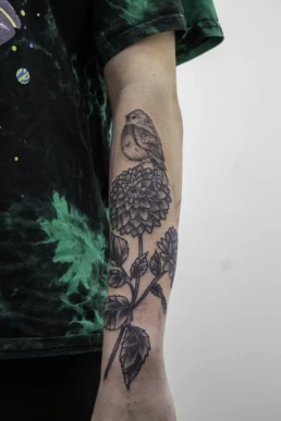 Vogel met Bloemen - Black and Grey Tattoo