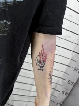 skull rode vlammen linework tattoo