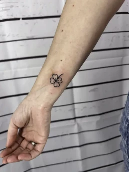 klavertje vier linework tattoo
