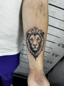leeuw blackwork tattoo