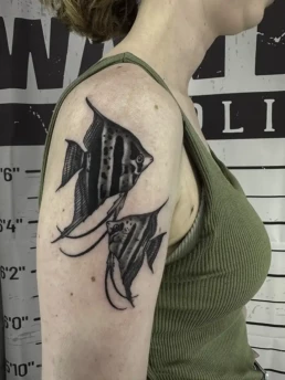 maanvissen black and grey tattoo